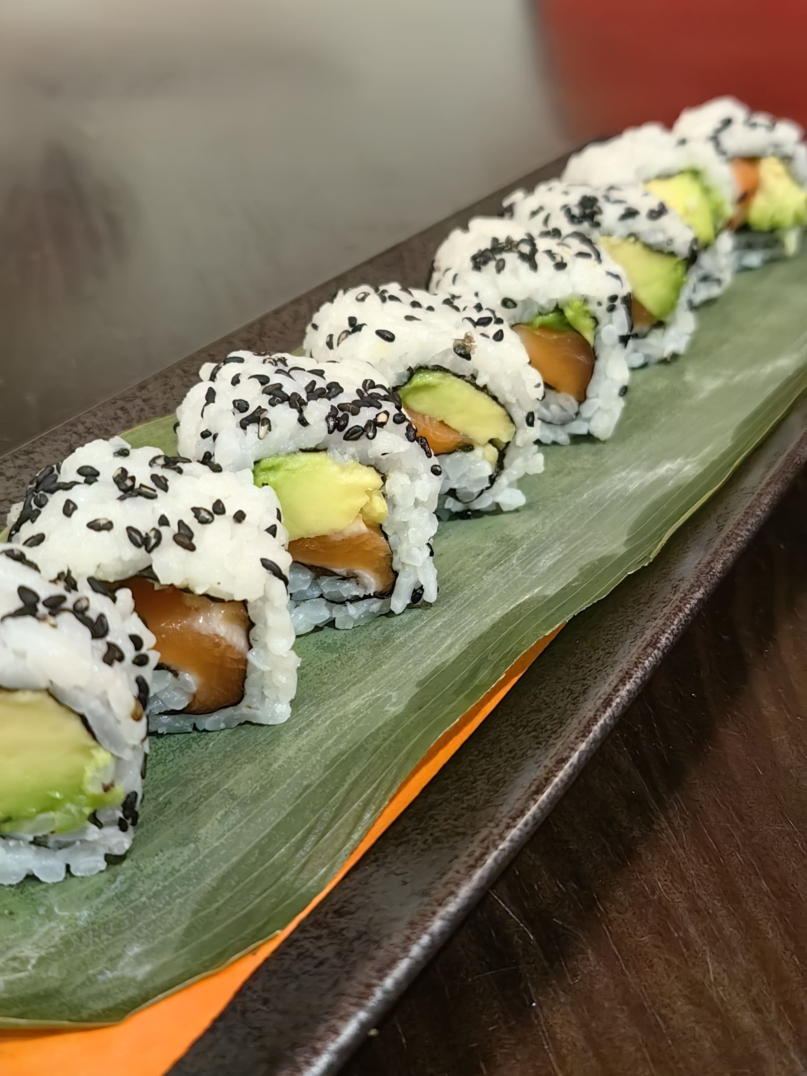 URAMAKI SALMON CON (SESAMO) 8u
