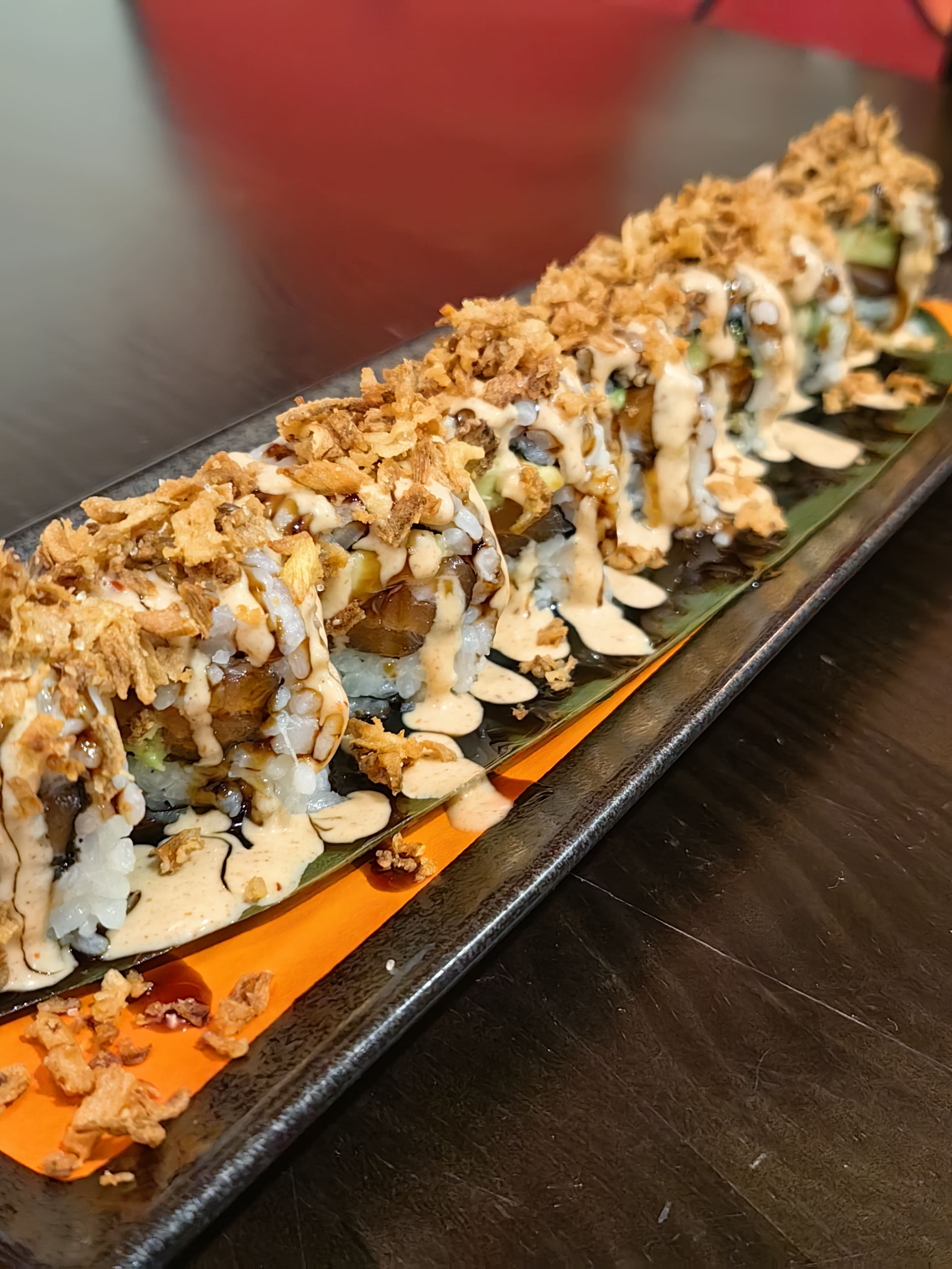 URAMAKI SALMON (CEBOLLA FRITA) 8u