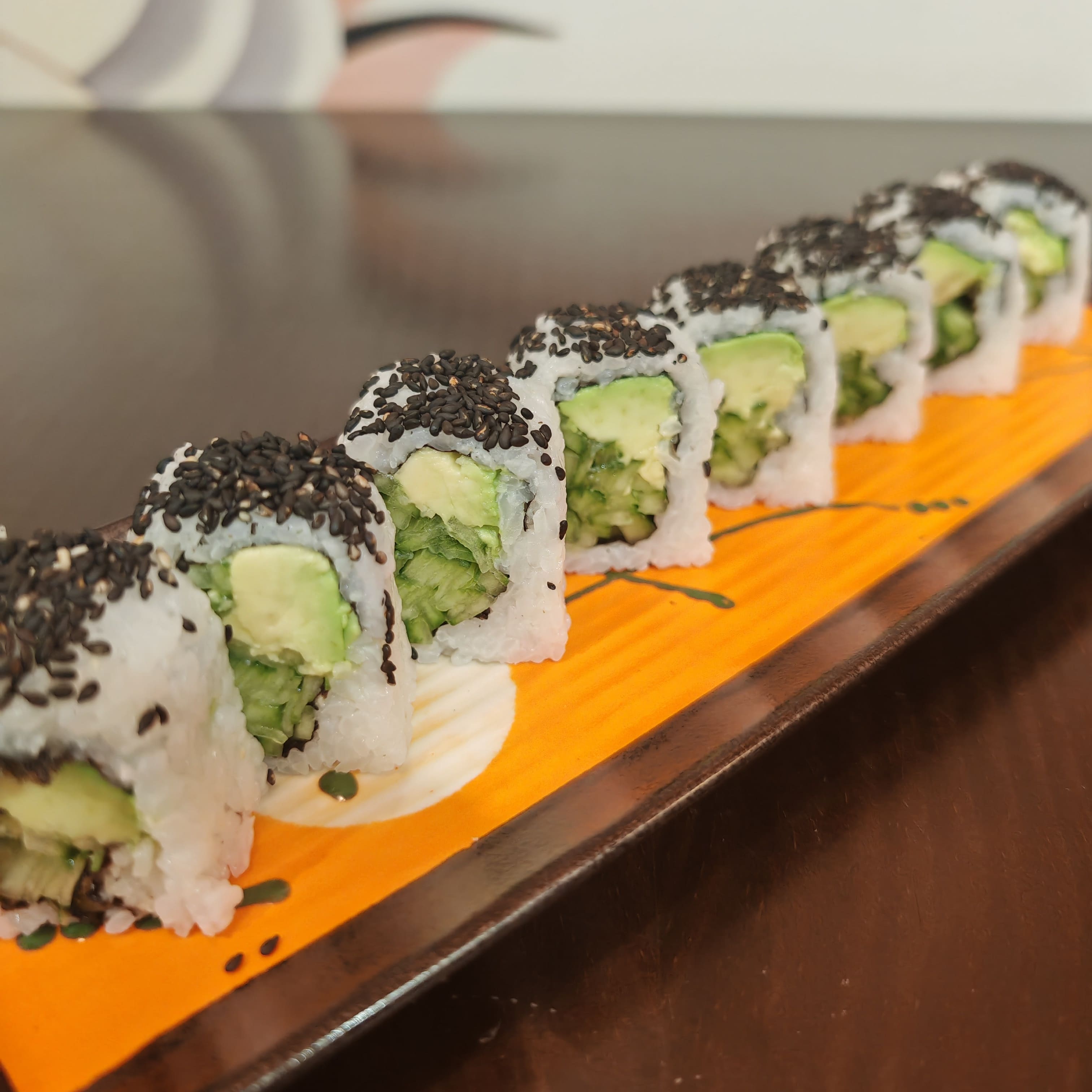 URAMAKI PEPINO AGUACATE(SESAMO)8u