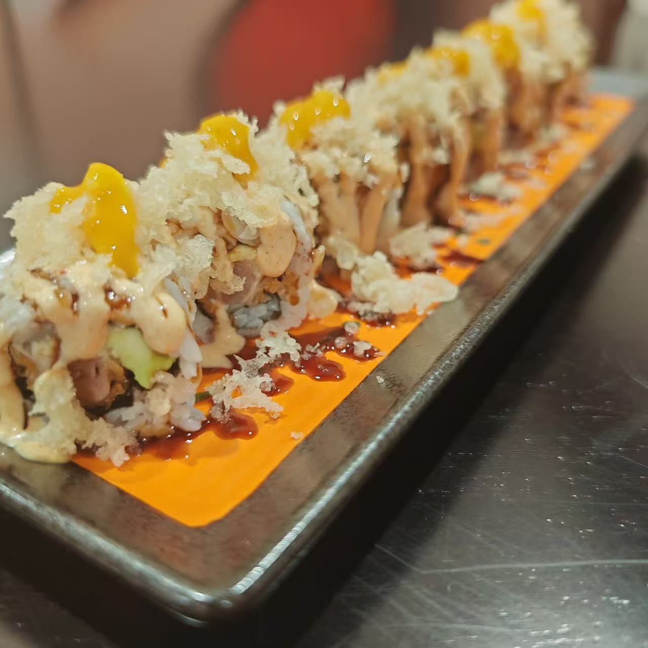 URAMAKI POLLO TEMPURA SALSA MANGO 8u